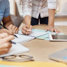 Image représentant des étudiants qui travaillent