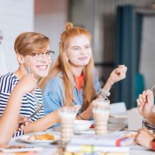 Image représentant des étudiants au restaurant