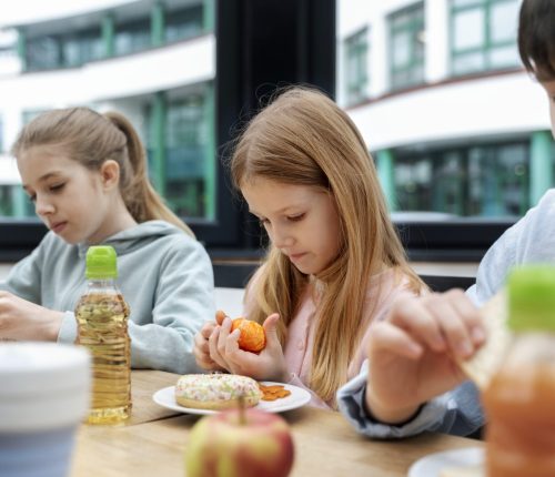 image d'écoliers à la cantine